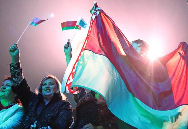 Entertainment Bilder des Tages MINSK, BELARUS - SEPTEMBER 17, 2020: Members of the Belarusian Union of Women wave Belarusian flags during a concert at Minsk Arena. Natalia Fedosenko TASS  TS0E74C1