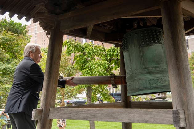 Bilder des Jahres 2020, News 09 September News Themen der Woche KW38 News Bilder des Tages (200917) -- UNITED NATIONS, Sept. 17, 2020 -- United Nations Secretary-General Antonio Guterres rings the peace bell during the UN peace bell ceremony at the UN headquarters in New York, on Sept. 17, 2020. United Nations Secretary-General Antonio Guterres warned on Thursday that the COVID-19 pandemic is expanding risks to peace everywhere. The UN peace bell ceremony was held here on the occasion of the 39th anniversary of the International Day of Peace, which is observed around the world each year on Sept. 21. ( Handout via Xinhua) UN-PEACE BELL CEREMONY-INTERNATIONAL DAY OF PEACE MarkxGarten UNxPhoto 