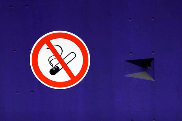 Hinweisschild auf Rauchverbot an einer U-Bahnhaltestelle. An sämtlichen Kölner KVB-Haltestellen ist das Rauchen am Gleis und in den Bahnen verboten. (Themenbild, Symbolbild) Köln, 16.09.2020 *** No smoking sign at a subway station Smoking is prohibited at all Cologne KVB stops on the track and in the trains Theme picture, symbol picture Cologne, 16 09 2020 Foto:xC.xHardtx xFuturexImage