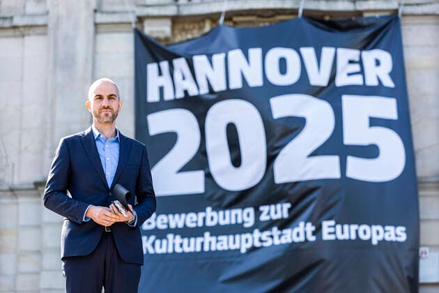 Bilder des Jahres 2020, News 09 September News Themen der Woche KW38 News Bilder des Tages DEUTSCHLAND, NIEDERSACHSEN, HANNOVER, 18.09.2020 - Präsentation des zweiten Bid Books und Konzepts für Hannovers Bewerbung als Kulturhauptstadt Europas 2025 - Neues Rathaus - Oberbürgermeister Belit Onay (Bündnis 90 Die Grünen)auf der Pressekonferenz vor dem Rathaus. Im Hintergrund hängt ein Transparent mit der Aufschrift Hannover 2025 - Bewerbung zur Kulturhauptstadt Europas . Oberbürgermeister Belit Onay (Bündnis 90 Die Grünen) und sein Team Kulturhauptstadtbewerbung (Leitung Melanie Botzki und Inga Samii), stellen das zweite Bid Book und das Konzept zur Bewerbung Hannovers als Kulturhauptstadt Europas 2025 mit einer Inszenierung am und im Rathaus vor. *** GERMANY, NETHERLANDSAXONY, HANOVER, 18 09 2020 Presentation of the seco