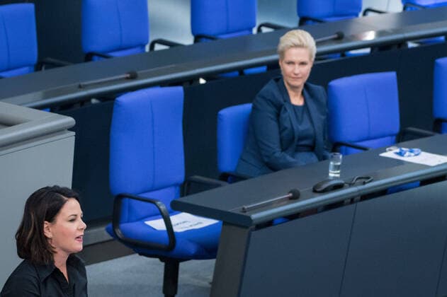 Berlin, Plenary Session in the Bundestag Germany, Berlin 18 09 2020 In the picture you can see Annalena Baerbock Bündnis 90 Die Grünen and Manuela Schwesig Minister President of the State of Mecklenburg Vorpommern during the session of the German Bundestag Berlin Bundestag Berlin Germany