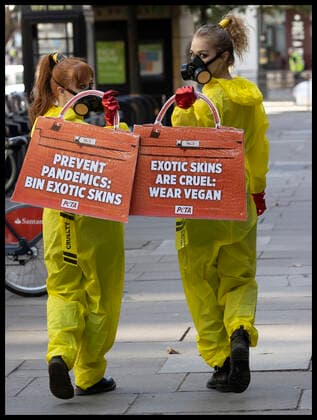 . 17 09 2020. London, United Kingdom. PETA supporters dressed in hazmat suits stage a protest against the use of exotic animal skins at London Fashion Week.  xStephenxLockx xi-Imagesx IIM-21623-0027