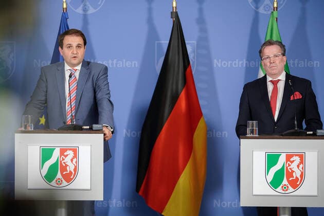 Bilder des Jahres 2020, News 09 September News Themen der Woche KW38 News Bilder des Tages Pressekonferenz zur Absage des Karneval zwischen Landesregierung und Vertretern des Karnevals 18.09.2020, Duesseldorf, Christoph Kuckelkorn der Praesident des Festkomitees Koelner Karneval gemeinsam mit Staatssekretaer Nathanael Liminski bei der Pressekonferenz in der Staatskanzlei in Duesseldorf zur Mittelung der Ergebnisse zwischen Landesregierung und Vertretern des Karnevals zur Absage des Karnevals Duesseldorf Nordrhein-Westfalen Deutschland *** Press conference on the cancellation of the carnival between state government and representatives of the carnival 18 09 2020, Duesseldorf, Christoph Kuckelkorn the president of the Cologne Carnival Festival Committee together with State Secretary Nathanael Liminski at the press conference in th
