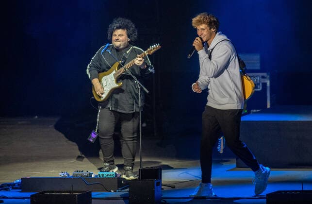 Wincent Weiss concert Berlin 2020 Berlin, 18 09 20, singer Wincent Weiss and guitarist Benni Freibott at the concert of the Back to live Open Airs 2020 in the Waldbuehne Berlin Berlin Deutschland Waldbuehne