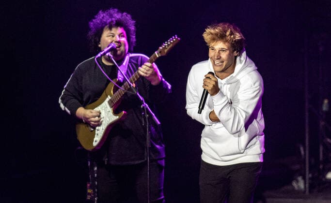 Wincent Weiss concert Berlin 2020 Berlin, 18 09 20, singer Wincent Weiss and guitarist Benni Freibott at the concert of the Back to live Open Airs 2020 in the Waldbuehne Berlin Berlin Deutschland Waldbuehne