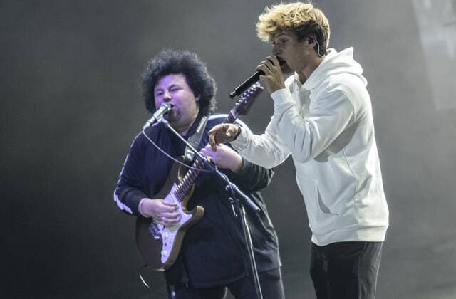Wincent Weiss concert Berlin 2020 Berlin, 18 09 20, singer Wincent Weiss and guitarist Benni Freibott at the concert of the Back to live Open Airs 2020 in the Waldbuehne Berlin Berlin Deutschland Waldbuehne