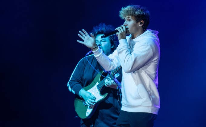 Wincent Weiss concert Berlin 2020 Berlin, 18 09 20, singer Wincent Weiss and guitarist Benni Freibott at the concert of the Back to live Open Airs 2020 in the Waldbuehne Berlin Berlin Deutschland Waldbuehne