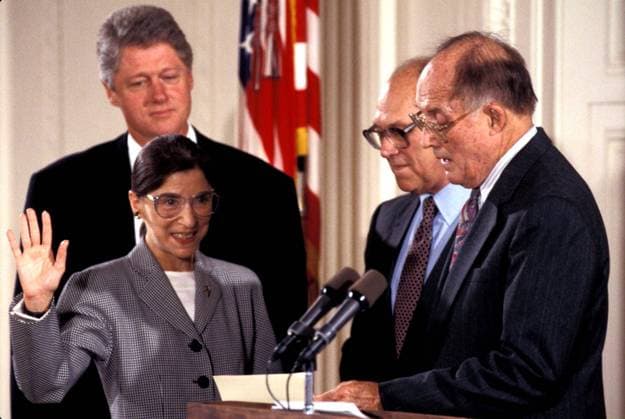 IMAGO ICONS: Ruth Bader Ginsburg Berühmte Feministinnen, Ruth Bader Ginsburg October 25, 2004 - Washington, District of Columbia, U.S. - RUTH BADER GINSBURG being sworn in as a Supreme Court Justice. Washington U.S. - ZUMAg49_ 20041025_gaf_g192_364 Copyright: xJamesxColburnx