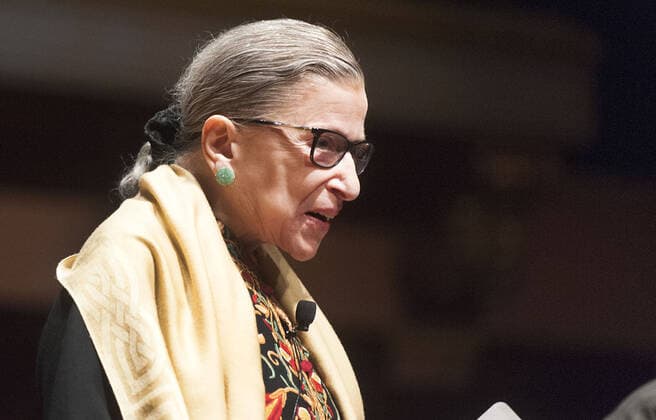 IMAGO ICONS: Ruth Bader Ginsburg Berühmte Feministinnen, Ruth Bader Ginsburg Feb. 5, 2015 - Ann Arbor, Michigan, U.S - U.S. Supreme Court Associate Justice RUTH BADER GINSBURG takes the stage before speaking at Hill Auditorium. Ann Arbor U.S. - ZUMAba2_ 20150205_zaf_ba2_007 Copyright: xMarkxBialekx