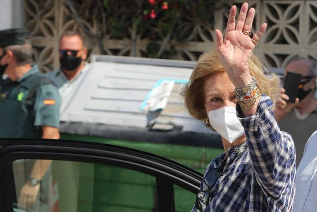 September 19, 2020: 19 September 2020 (Rincon de la victoria ,Malaga) Queen Sofia, one more volunteer on the beach of Rincon de la Victoria The Queen Emeritus took part this afternoon in a collection of abandoned waste in natural environments to learn about the work of volunteers. Queen Sofia has become this Saturday, International Beach Cleaning Day, one more volunteer and has participated in the cleaning of waste on the beach of Rincon de la Victoria to fight against the garbage, the garbage in the nature.After a few minutes of the one of the midday, dooÂ±a Sofia has arrived to this town of Malaga, dressed in comfortable clothes and protected with the preceptive mask, among the astonishment of the bathers who enjoyed a day on th - ZUMAc161 20200919_zap_c161_010 Copyright: xLorenzoxCarnerox