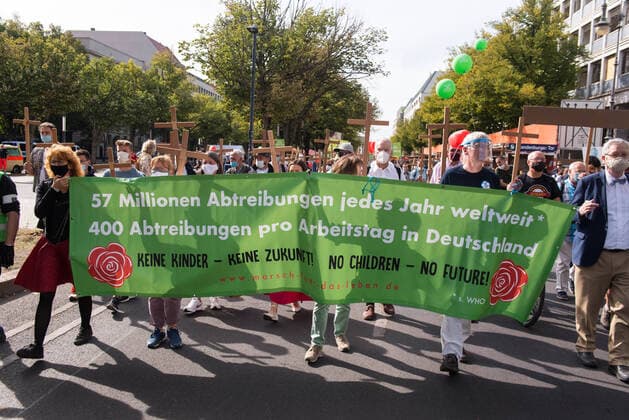 Bilder des Jahres 2020, News 09 September News Themen der Woche KW38 News Bilder des Tages Berlin, Marsch für das Leben 2020 Deutschland, Berlin - 19.09.2020: Im Bild sind Teilnehmer*innen des Marsch für das Leben zu sehen. Berlin Berlin Deutschland *** Berlin, March for Life 2020 Germany, Berlin 19 09 2020 The picture shows participants of the March for Life Berlin Berlin Germany