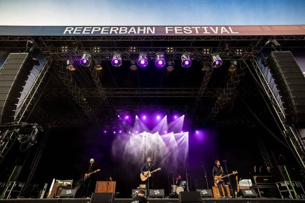 Bilder des Jahres 2020, Entertainment 09 September Entertainment Themen der Woche KW38 Entertainment Bilder des Tages Hamburg, 19. September 2020 - Niels Frevert bei einem Konzert auf der Festival Village Stage im Rahmen des Reeperbahn Festivals 2020 *** Hamburg, 19 September 2020 Niels Frevert at a concert on the Festival Village Stage as part of the Reeperbahn Festival 2020 