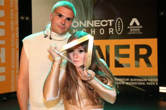 Bilder des Jahres 2020, Entertainment 09 September Entertainment Themen der Woche KW38 Entertainment Bilder des Tages Hamburg Demian und Inez von Ätna aus Dresden bei der Verleihung des Anchor Award 2020 im St. Pauli Theater Hamburg Reeperbahn Festival International Music Award 19.9.2020 *** Hamburg Demian and Inez von Etna from Dresden at the presentation of the Anchor Award 2020 in the St Pauli Theater Hamburg Reeperbahn Festival International Music Award 19 9 2020