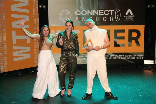 Hamburg Inez and Demian von Etna from Dresden and Mel C Melanie Chisholm at the presentation of the Anchor Award 2020 in the St Pauli Theater Hamburg Reeperbahn Festival International Music Award 19 9 2020