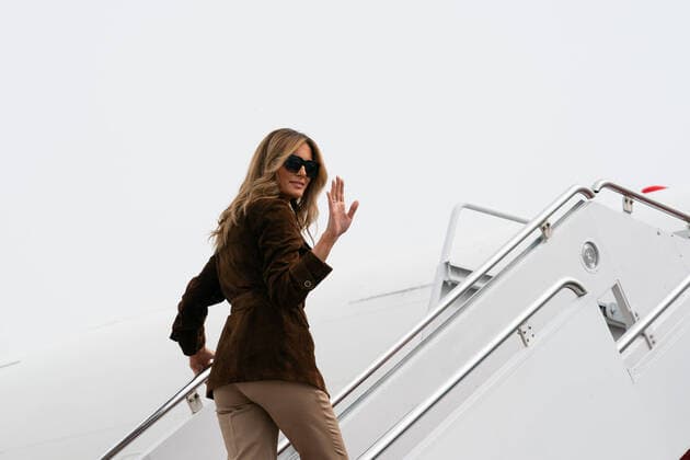 September 17, 2020, Washington, The District of Columbia, United States Of America: First Lady Melania Trump waves as she boards Bright Star at Joint Base Andrews, Md. Thursday, Sept. 17, 2020, en route to ManchesterÃBoston Regional Airport in Manchester, N.H..People: First Lady Melania Trump. Washington United States Of America - ZUMAs214 20200917_zaa_s214_003 Copyright: xSMGx