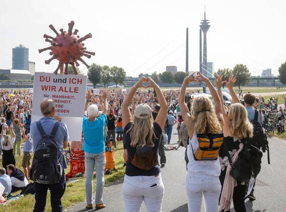 Bilder des Jahres 2020, News 09 September News Themen der Woche KW38 News Bilder des Tages Duesseldorf, Nordrhein-Westfalen, Deutschland - Demonstration gegen die Gesundheitspolitik der Bundesregierung und die Maßnahmen zur Begrenzung der Ausbreitung der Coronavirus-Pandemie, Coronaleugner, Impfgegner und Anhaenger diffuser Verschwoerungstheorien, demonstrieren gegen Freiheitsbeschraenkungen zur Eindaemmung der Coronakrise. Duesseldorf Nordrhein-Westfalen Deutschland *** Duesseldorf, North Rhine-Westphalia, Germany Demonstration against the health policy of the Federal Government and the measures to limit the spread of the coronavirus pandemic, corona deniers, opponents of vaccination and adherents of diffuse conspiracy theories, demonstrate against restrictions on freedom to contain the corona crisis Duesseldorf North Rhine-West