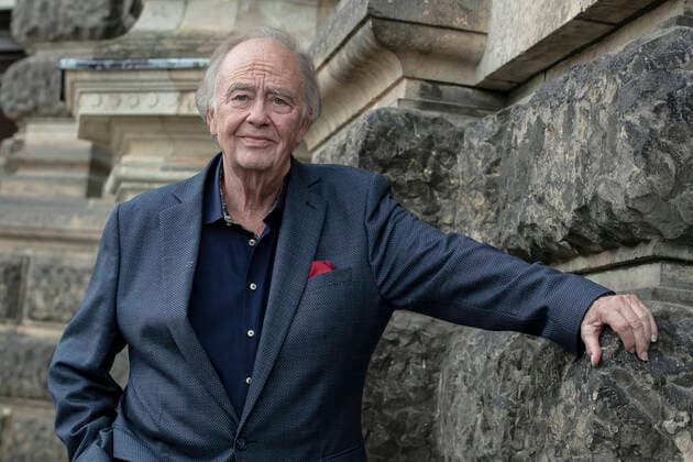 Der deutsche Opernsänger Rene Kollo (bürgerlich Rene Viktor Kollodzieyski) (geb. 20. November 1937 in Berlin) vor der Semperoper in Dresden bei Videoaufnahmen für das Lied My Way , das auf dem kommenden Album Meine große Liebe veröffentlicht wird. Exklusiv- *** The German opera singer Rene Kollo bürgerlich Rene Viktor Kollodzieyski born 20 November 1937 in Berlin in front of the Semperoper in Dresden during video recordings for the song My Way , which will be released on the upcoming album Meine große Liebe Exclusive