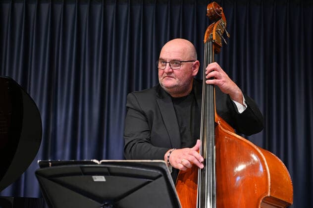 Concert of the Gasselsberger Trio mg3 , at the Landesmusikschule Gmunden, as part of the Salzkammergut Festwochen in Gmunden , on 20 09 20 The picture shows the bassist Roland Kramer 2020 Concert of the Gasselsberger Trio mg3 , at the Landesmusikschule Gmunden, as part of the Salzkammergut Festwochen in Gmunden , on 20 09 20