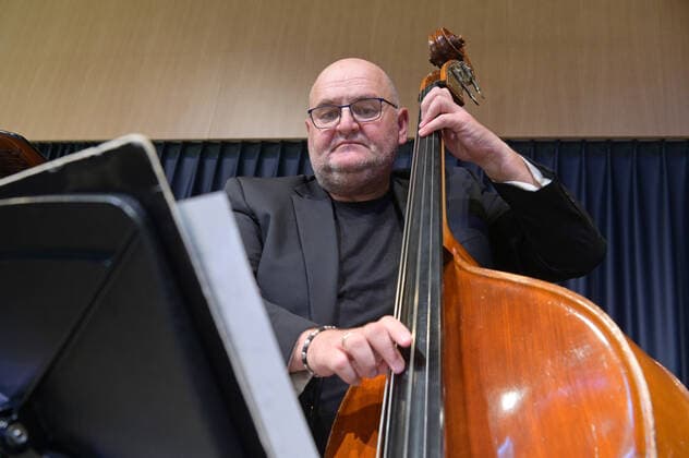 Concert of the Gasselsberger Trio mg3 , at the Landesmusikschule Gmunden, as part of the Salzkammergut Festwochen in Gmunden , on 20 09 20 The picture shows the bassist Roland Kramer 2020 Concert of the Gasselsberger Trio mg3 , at the Landesmusikschule Gmunden, as part of the Salzkammergut Festwochen in Gmunden , on 20 09 20