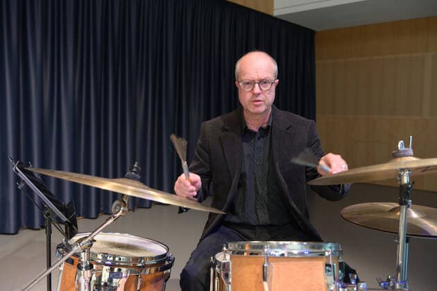 Concert of the Gasselsberger Trio mg3 , at the Landesmusikschule Gmunden, as part of the Salzkammergut Festwochen in Gmunden , on 20 09 20 The picture shows the drummer Gerald Endstrasser 2020 Concert of the Gasselsberger Trio mg3 , at the Landesmusikschule Gmunden, as part of the Salzkammergut Festwochen in Gmunden , on 20 09 20