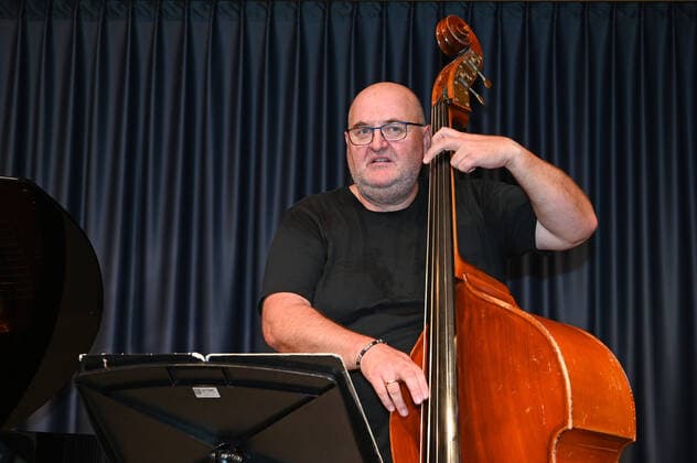 Concert of the Gasselsberger Trio mg3 , at the Landesmusikschule Gmunden, as part of the Salzkammergut Festwochen in Gmunden , on 20 09 20 The picture shows the bassist Roland Kramer 2020 Concert of the Gasselsberger Trio mg3 , at the Landesmusikschule Gmunden, as part of the Salzkammergut Festwochen in Gmunden , on 20 09 20