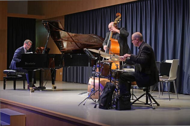 Concert of the Gasselsberger Trio mg3 , at the Landesmusikschule Gmunden, as part of the Salzkammergut Festwochen in Gmunden , on 20 09 20 The picture shows from l n r pianist Martin Gasselsberger, bassist Roland Kramer, drummer Gerald Endstrasser 2020 Concert of the Gasselsberger Trio mg3 , at the Landesmusikschule Gmunden, as part of the Salzkammerg
