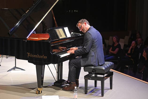 Concert of the Gasselsberger Trio mg3 , at the Landesmusikschule Gmunden, as part of the Salzkammergut Festwochen in Gmunden , on 20 09 20 The picture shows the pianist Martin Gasselsberger 2020 Concert of the Gasselsberger Trio mg3 , at the Landesmusikschule Gmunden, as part of the Salzkammergut Festwochen in Gmunden , on 20 09 20