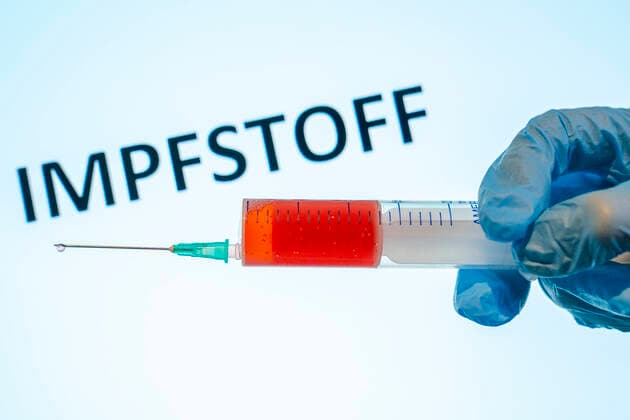 Symbol photo of a syringe for vaccination with vaccine Aktuell, 21 09 2020, Symbol photo of a syringe for vaccination with vaccine for the prevention of viruses or other diseases such as Corona Virus Cologne North Rhine-Westphalia Germany