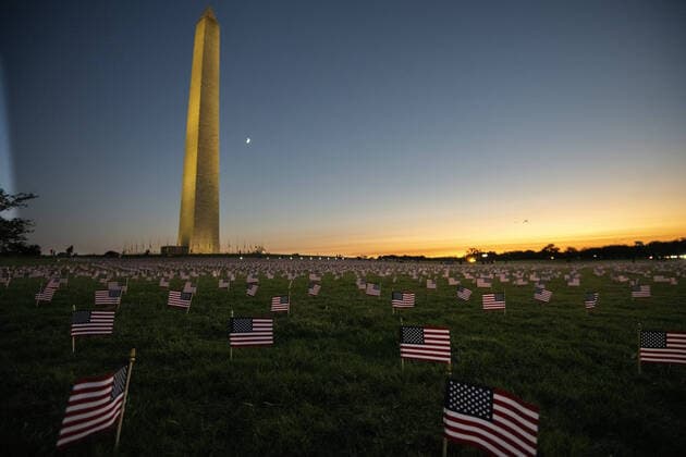 Bilder des Jahres 2020, News 09 September News Themen der Woche KW39 News Bilder des Tages Some 20,000 American flags are placed by the Covid Memorial Project on the National Mall to represent the 200,000 Americans who have died in 2020 due to the Covid-19 pandemic, in Washington, DC on Monday, September 21, 2020. There will be a commemoration for the 200,000 on Tuesday. More than seven million Americans have had the coronavirus.  WAP2020091930 PATxBENIC