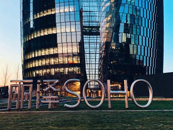 Architektur von Zaha Hadid The Lize SOHO project, located in the Lize Financial Business District, Fengtai District, Beijing, has been officially completed and put into operation. It is reported that Lize SOHO will be built into an ultra-high-rise international Class 5A office building in Beijing. At the same time, as a landmark building in the Lize Financial Business District, it will add another city business card to Beijing. Now you need to make an appointment in advance to visit.  813130802043945054