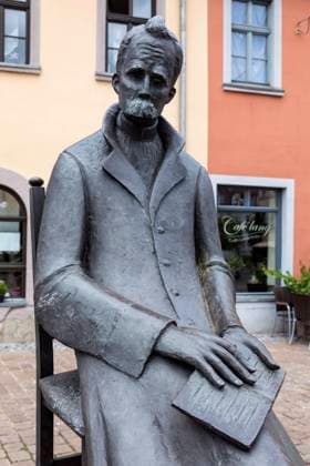 Nietzsche-Denkmal auf dem Holzmarkt in Naumburg *** Nietzsche monument on the timber market in Naumburg