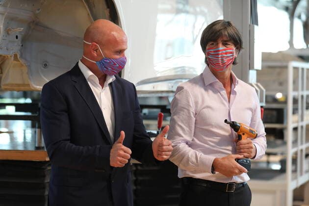 Bilder des Jahres 2020, Entertainment 09 September Entertainment Themen der Woche KW39 Entertainment Bilder des Tages Bundestrainer Joachim Löw (60) holt sich in der Gläsernen Manufaktur seinen Elektro-Volkswagen ID.3 ab, welchen er bei einer Spritztour in Dresden testet (aufgenommen am 23.09.2020) Dresden - Bundestrainer Joachim Löw holt sich VW ID.3 ab *** National coach Joachim Löw 60 picks up his electric Volkswagen ID 3 at the Transparent Factory, which he tests during a joyride in Dresden recorded on 23 09 2020 Dresden National coach Joachim Löw picks up his VW ID 3