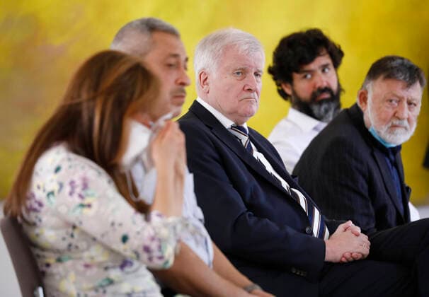 Bilder des Jahres 2020, News 09 September News Themen der Woche KW39 News Bilder des Tages Horst Seehofer, Bundesministerium des Innern, Berlin, Schloss Bellevue, Ansprache BPr Steinmeier bei einem Treffen mit Angehörigen der Todesopfer des Anschlags von Hanau *** Horst Seehofer, Federal Ministry of the Interior, Berlin, Schloss Bellevue, Speech by BPr Steinmeier at a meeting with relatives of the victims of the Hanau attack