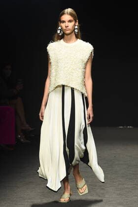 Mailand Fashion Week, Simona Marziali Modenschau Milan Fashion Week, Woman Spring Summer 2021 Milan, Women s Fashion Spring Summer 2021. Simona Marziale catwalk Street Picture: Model  Copyright: xBlufotox xIPAx xFotosickix