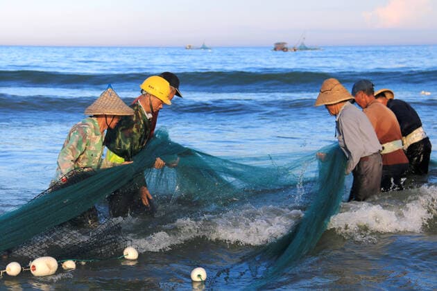 IMAGO Creative, Unsere Erde, Umweltverträgliche Herausforderungen des 21. Jahrhunderts, Überfischung Lashan net fishing off the coast of Fujian Lashan net is an ancient way of fishing by waist force and hand-drawn nets in the marine fishing industry. In Jinluan Bay, Dongshan Island, nearby villagers still retain this way of operation. It integrates labor, leisure and interest: shouting the melodious and loud Lashan net, the fishing net is pulled up to the beach, put on the fish basket, untie the rope tied to the end of the net, and pour the fish in the net into the fish basket. Lashan net has become a beautiful new scenery line by the sea of Dongshan Island. (1) fishermen in small boats sprinkle a fishing net several hundred meters long (varying) horizontally into the nearby sea. (2) The two ends of the net were fixed by ropes and pulled t  799740648790949964