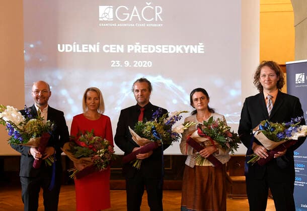 News Bilder des Tages Five Czech scientists, (from left) musicologist and composer Ales Brezina, geneticist Terezie Mandakova, mikrobiologist Leos Valasek, quantum chemist Judit Sponerova and mathematician Michal Pavelka, have received the Czech Science Foundation (GACR) award for outstanding results achieved within projects funded by GACR and focused on basic research, awarded by Foundation chairwoman Alice Valkarova in Prague, Czech Republic, today, on Wednesday, September 23, 2020. (CTKxPhoto MichalxKrumphanzl) CTKPhotoP202009230740001 kru 1