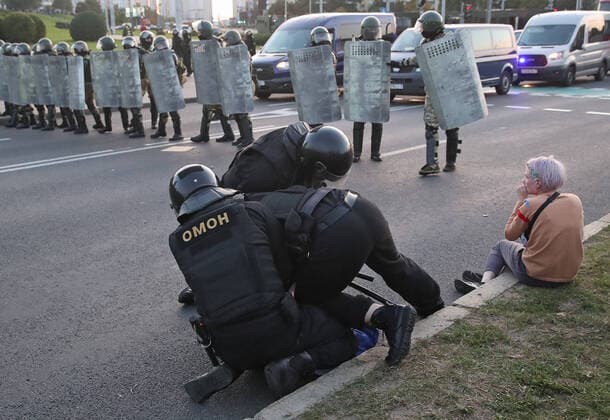 Bilder des Jahres 2020, News 09 September News Themen der Woche KW39 MINSK, BELARUS - SEPTEMBER 23, 2020: Riot police officers detain a participant in an unauthorized protest against the inauguration of Alexander Lukashenko as Belarus President by the Minsk - Hero City Stele. Natalia Fedosenko TASS  TS0E820A