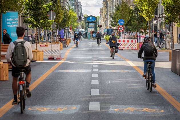 Fahrrad Berlin Cyclist on car-free Friedrichsstraße, pop up cycle path, car-free, 17 09 2020 Berlin Mitte Berlin Germany