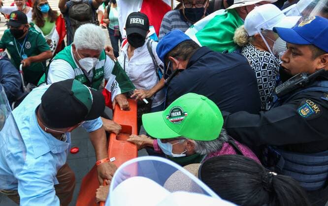 Opponents of the President of Mexico, Andres Manuel Lopez Obrador, enter the plate of the Zocalo in Mexico City, Mexico, 23 April 2020. Protesters who have been blocking down town of the Mexican capital since the weekend to demand the resignation of President Andres Manuel Lopez Obrador, managed this Wednesday to access and camp in the emblematic Zocalo square, where the National Palace stands, after a court ruling favorable. EFE Jose Pazos Opponents of Lopez Obrador manage to camp in the Zocalo of Mexico City !ACHTUNG: NUR REDAKTIONELLE NUTZUNG!  Copyright: xJoséxPazosx MEX7699 20200924-637365033063536114
