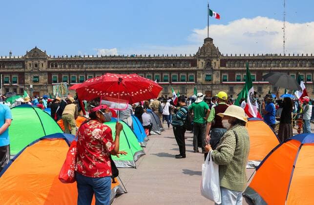 Opponents of the President of Mexico, Andres Manuel Lopez Obrador, enter the plate of the Zocalo in Mexico City, Mexico, 23 April 2020. Protesters who have been blocking down town of the Mexican capital since the weekend to demand the resignation of President Andres Manuel Lopez Obrador, managed this Wednesday to access and camp in the emblematic Zocalo square, where the National Palace stands, after a court ruling favorable. EFE Jose Pazos Opponents of Lopez Obrador manage to camp in the Zocalo of Mexico City !ACHTUNG: NUR REDAKTIONELLE NUTZUNG!  Copyright: xJoséxPazosx MEX7702 20200924-637365033708696053