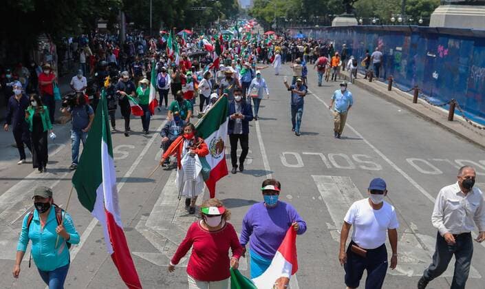 Opponents of the President of Mexico, Andres Manuel Lopez Obrador, enter the plate of the Zocalo in Mexico City, Mexico, 23 April 2020. Protesters who have been blocking down town of the Mexican capital since the weekend to demand the resignation of President Andres Manuel Lopez Obrador, managed this Wednesday to access and camp in the emblematic Zocalo square, where the National Palace stands, after a court ruling favorable. EFE Jose Pazos Opponents of Lopez Obrador manage to camp in the Zocalo of Mexico City !ACHTUNG: NUR REDAKTIONELLE NUTZUNG!  Copyright: xJoséxPazosx MEX7697 20200924-637365033715414758