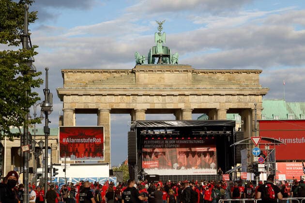 Demonstration der Veranstaltungsbranche unter dem Motto: AlarmstufeRot - Berlin, Deutschland, DEU, GER, 09.09.2020 - Berlin-Mitte: Etwa 15.000 Mitarbeiter und Vertreter der Kultur- und Veranstaltungsbranche protestierten für finanzielle Unterstützung und Soforthilfen seitens der Bundesregierung. Die durch die Corona-Pandemie ausgelöste Krise lässt das gesamte Veranstaltungswesen in eine große finanzielle Notlage geraten. Ohne staatliche Unterstützung und Förderprogramme stehen viele Betriebe wohl vor dem Aus. Links im Bild: Videowand mit der Aufschrift: AlarmstufeROT - Großes Banner im hinteren Bühnenbereich mit der Aufschrift: PLEITEWELLE IN DER VERANSTALTUNGSWIRTSCHAFT STOPPEN! - Veranstaltungswirtschaft bedroht. - Millionen Job