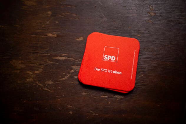 23 09 2020 Stephan Weil visits Bünde Symbol Party SPD on a beer mat , Bünde North Rhine-Westphalia Germany Dolbi