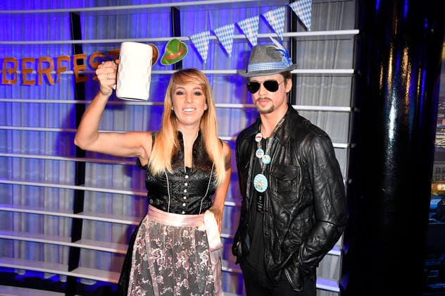 Bilder des Jahres 2020, Entertainment 09 September Entertainment Themen der Woche KW39 Entertainment Bilder des Tages Annemarie Eilfeld mit der Wachsfigur von Brad Pitt bei der Eröffnung der Wachs-Wiesn beim Oktoberfest im Madame Tussauds. Berlin, 24.09.2020 *** Annemarie Eilfeld with the wax figure of Brad Pitt at the opening of the Wachs Wiesn at the Oktoberfest in Madame Tussauds Berlin, 24 09 2020 Foto:xF.xKernx xFuturexImage