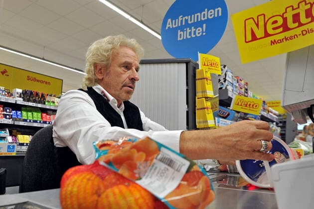 Bilder des Jahres 2020, Entertainment 09 September Entertainment Themen der Woche KW39 Entertainment Bilder des Tages Deutschland rundet auf. Thomas Gottschalk sitzt im Rahmen der Aktion Deutschland rundet auf - aufrunden bitte am 24.09.2020 an der Kasse eines Netto-Marktes in Ratstatt. 20200924MWI25422 *** Germany rounds up Thomas Gottschalk sits in the context of the action Germany rounds up please round up on 24 09 2020 at the cash desk of a net market in Ratstatt 20200924MWI25422