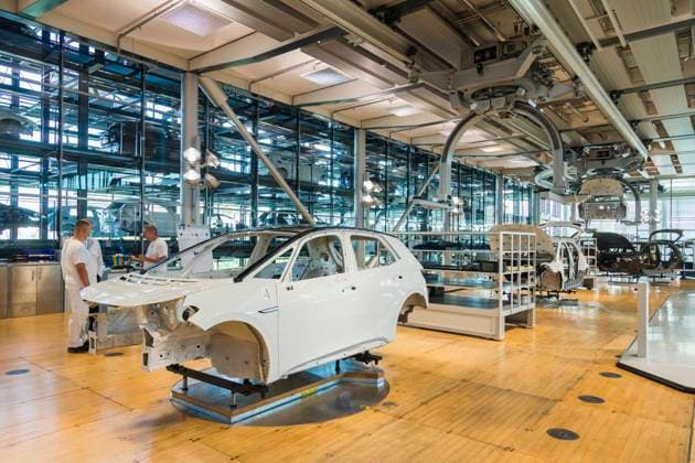 Gläserne Manufaktur von VW Transparente Fertigung in der Gläsernen Manufaktur. Hier werden nach dem auslaufen der Phaeton Fertigung, die neuen elektrisch angerieben Modell Galf und ID.3 hergestellt. Dresden Sachsen GERMANY *** Transparent production in the Transparent Factory After the phasing out of the Phaeton production, the new electrically rubbed models Galf and ID 3 are produced here Dresden Sachsen GERMANY