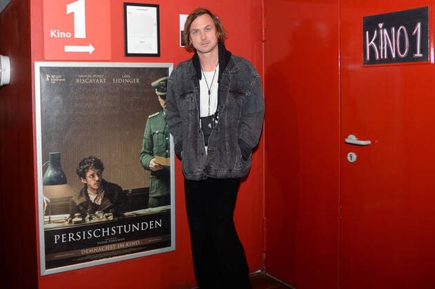 Bilder des Jahres 2020, Entertainment 09 September Entertainment Themen der Woche KW39 Entertainment Bilder des Tages Hamburg, der 24.09.2020 Lars Eidinger zu Gast bei der Hamburg Premiere seines Films Persischstunden im Zeise Kino. Lars Eidinger bei der Hamburg Premiere des Films Persischstunden , *** Hamburg, the 24 09 2020 Lars Eidinger guest at the Hamburg premiere of his film Persian Hours at the Zeise cinema Lars Eidinger at the Hamburg premiere of the film Persian Hours ,