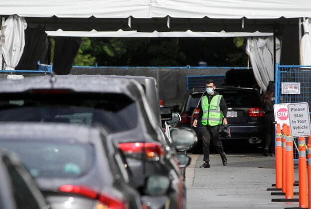 (200924) -- VANCOUVER, Sept. 24, 2020 -- A staff worker controls the traffic outside a COVID-19 testing center in Vancouver, British Columbia, Canada, Sept. 24, 2020. Canadian Prime Minister Justin Trudeau said Wednesday evening that the second wave of COVID-19 epidemic has already begun in the country amid concerns over a possible national lockdown. COVID-19 cases have jumped nationally in Canada, from about 300 cases per day in mid-August to 1,248 on Tuesday. (Photo by Xinhua) CANADA-VANCOUVBER-COVID-19-SECOND WAVE LiangxSen 