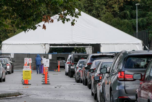 (200924) -- VANCOUVER, Sept. 24, 2020 -- Cars line up outside a COVID-19 testing center in Vancouver, British Columbia, Canada, Sept. 24, 2020. Canadian Prime Minister Justin Trudeau said Wednesday evening that the second wave of COVID-19 epidemic has already begun in the country amid concerns over a possible national lockdown. COVID-19 cases have jumped nationally in Canada, from about 300 cases per day in mid-August to 1,248 on Tuesday. (Photo by Xinhua) CANADA-VANCOUVBER-COVID-19-SECOND WAVE LiangxSen 