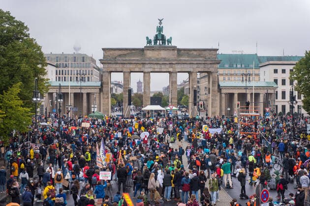 Bilder des Jahres 2020, News 09 September News Themen der Woche KW39 News Bilder des Tages Berlin, Fridays for Future Demo Deutschland, Berlin - 25.09.2020: Im Bild ist der Protest vor dem Brandenburger Tor um 11:23 Uhr zu sehen. Berlin Berlin Deutschland *** Berlin, Fridays for Future Demo Deutschland, Berlin 25 09 2020 The picture shows the protest in front of the Brandenburg Gate at 11 11pm Berlin Berlin Deutschland